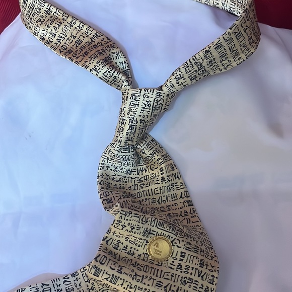 Vintage MUSEUM ARTIFACTS 100% Silk hieroglyphics pattern - Picture 4 of 6